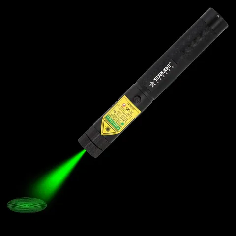 Grüner Laserpointer G1 Pro mit sichtbarem Laserstrahl im Dunkeln